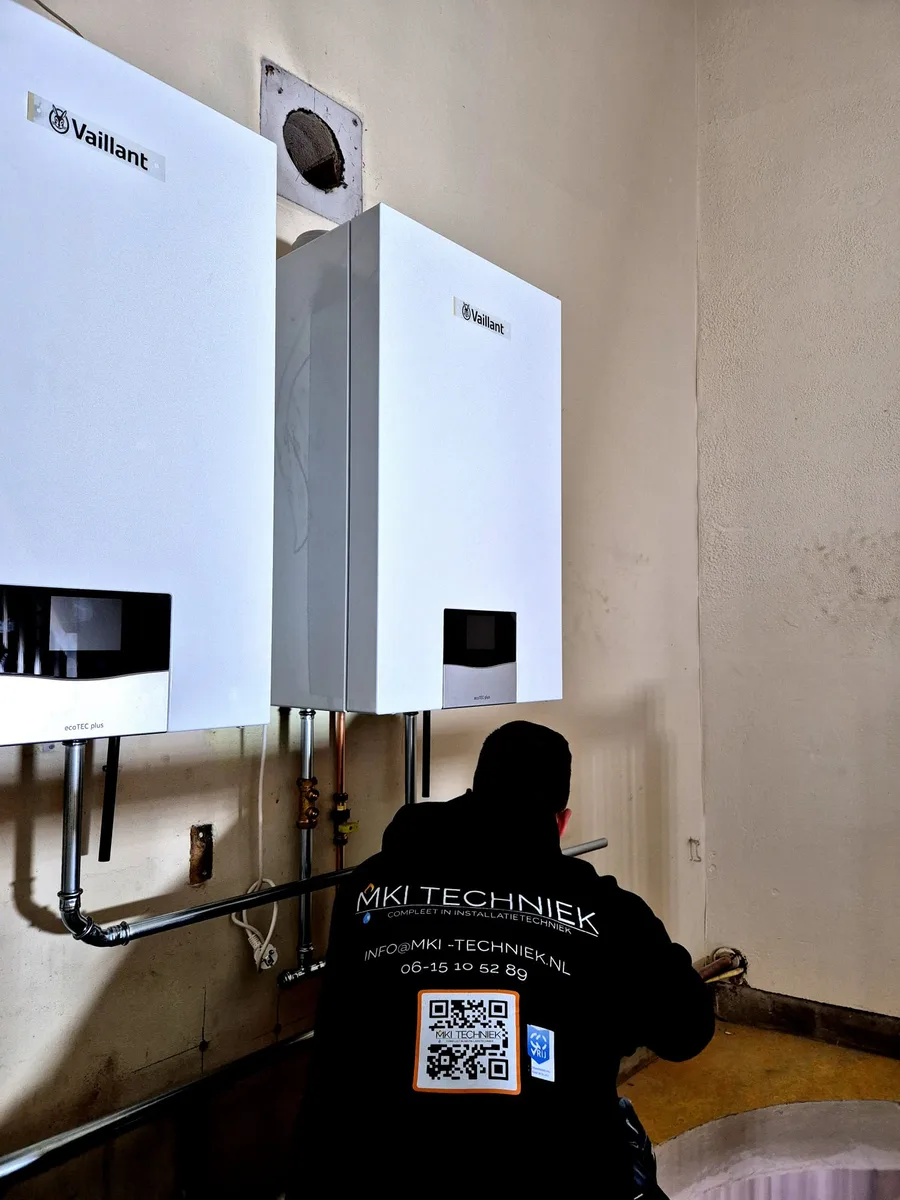 Monteur van MKI-Techniek aan het werk bij een dubbele cv-installatie