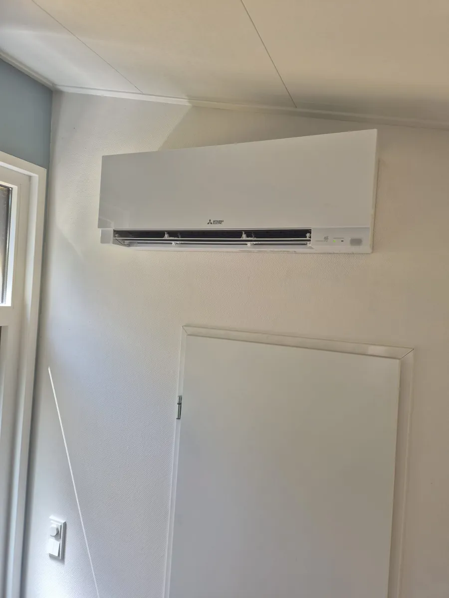 Mitsubishi Electric EF-serie airco-binnenunit netjes gemonteerd aan de wand in een vakantiehuis