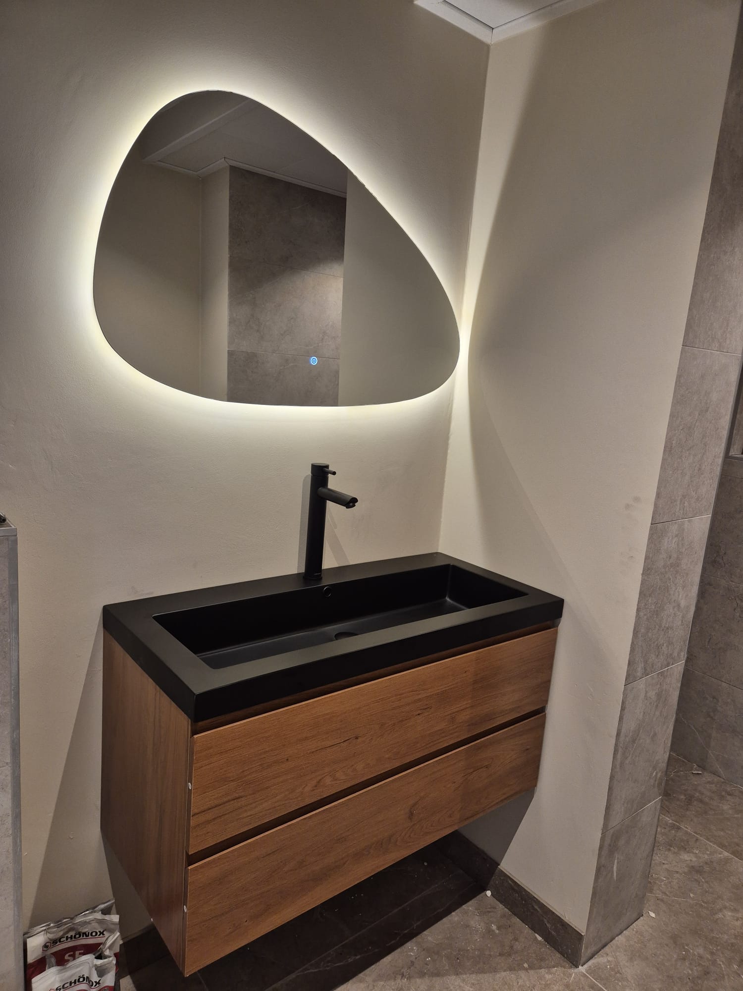 Moderne badkamer met design wastafel, uitgevoerd door MKI-Techniek