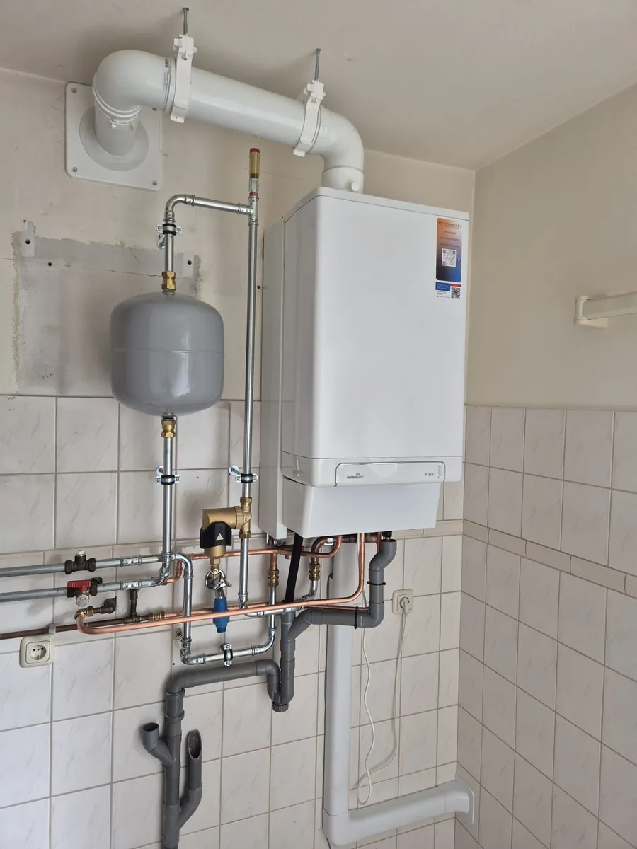 Intergas HRECO Hybrid ketel met Honeywell regelaar in stookruimte in Tiel