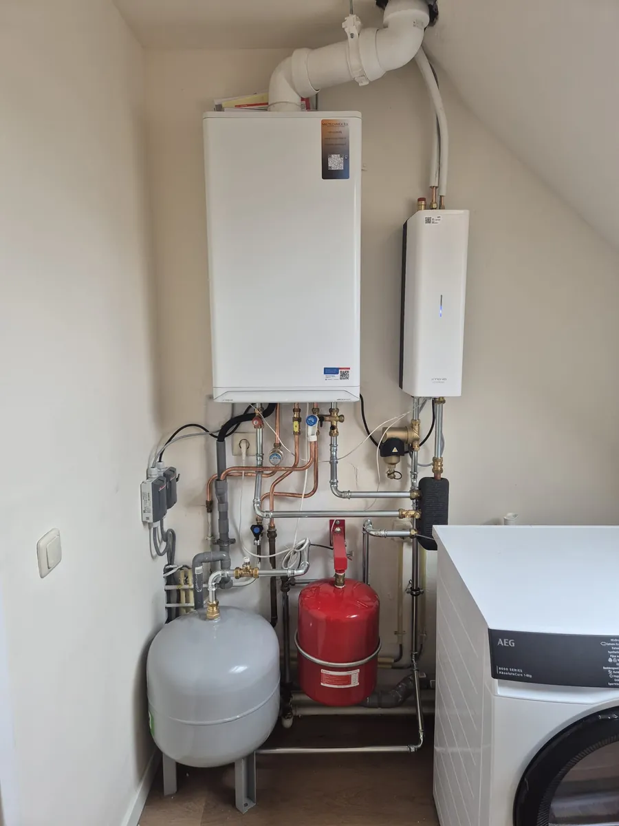 Intergas Xtreme hybride ketel met Xtend-module en expansievaten in technische ruimte in Tiel